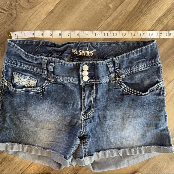 Short & Sexy Series Sophia cuffed embroidered Jean shorts size 14 - Picture 2 of 11